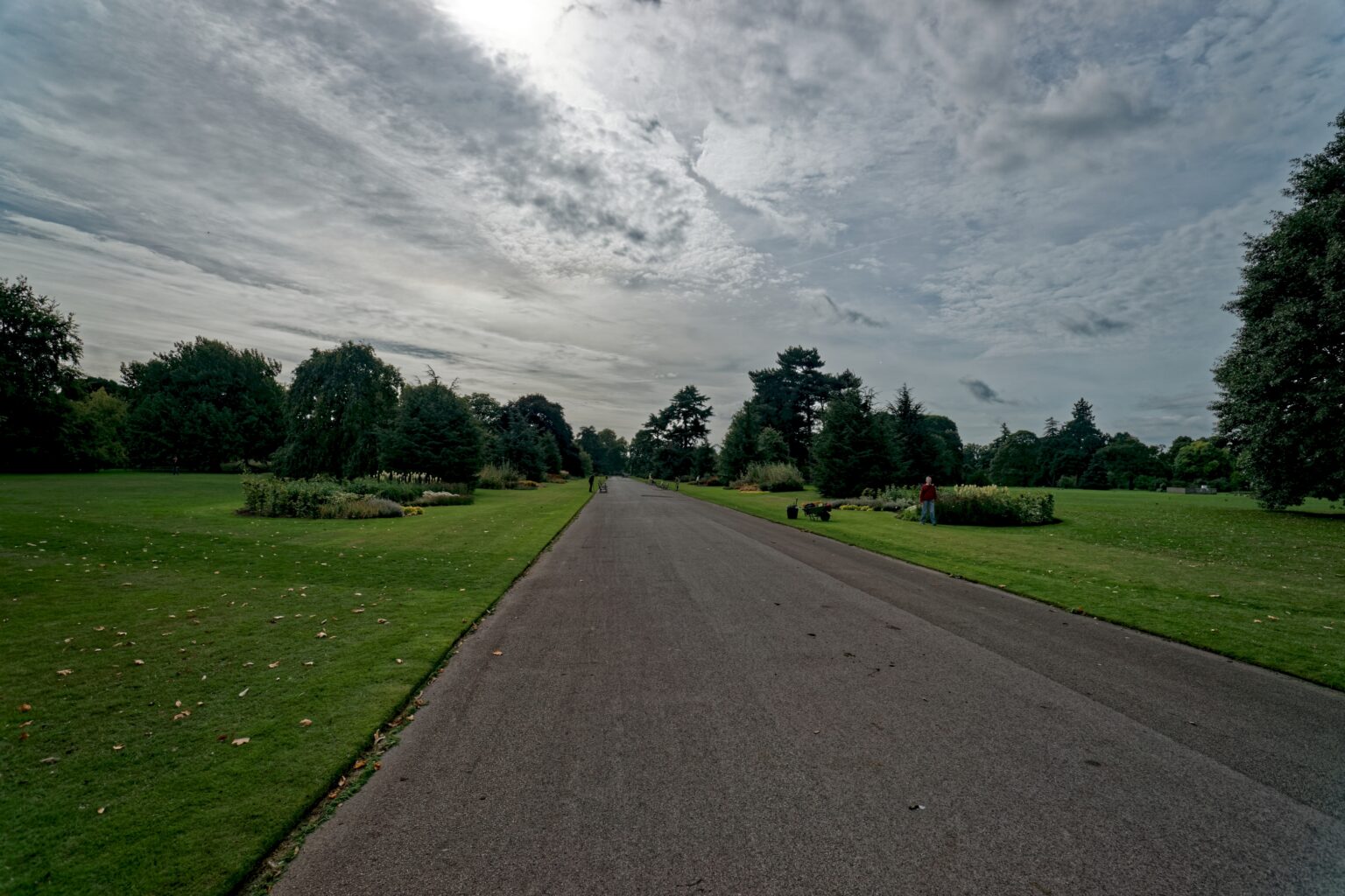 Ampio viale alberato del Broad Walk all'interno dei Kew Gardens