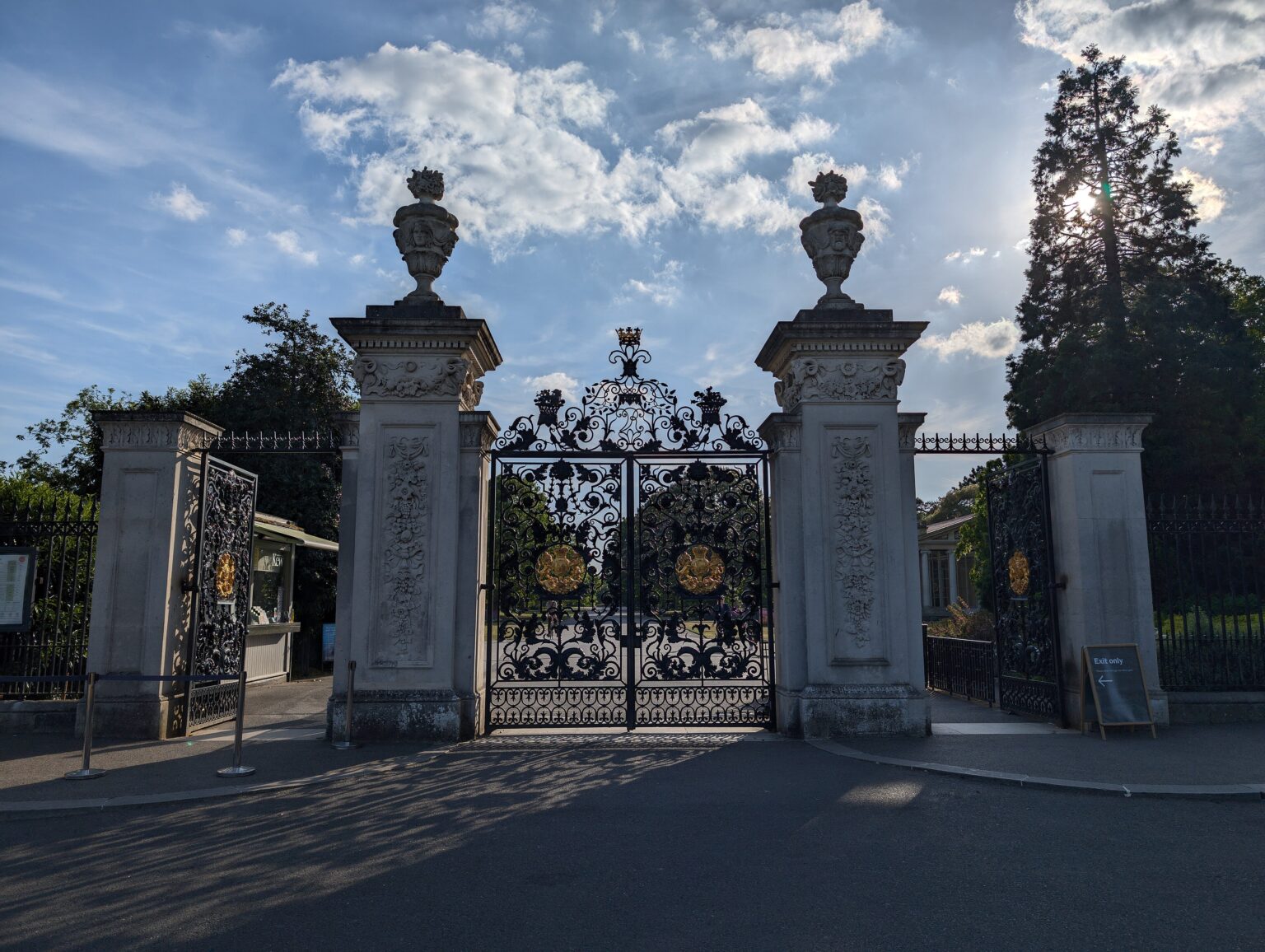 Cancello in ferro battuto dell'Elizabeth Gate, ingresso ai Kew Gardens di Londra