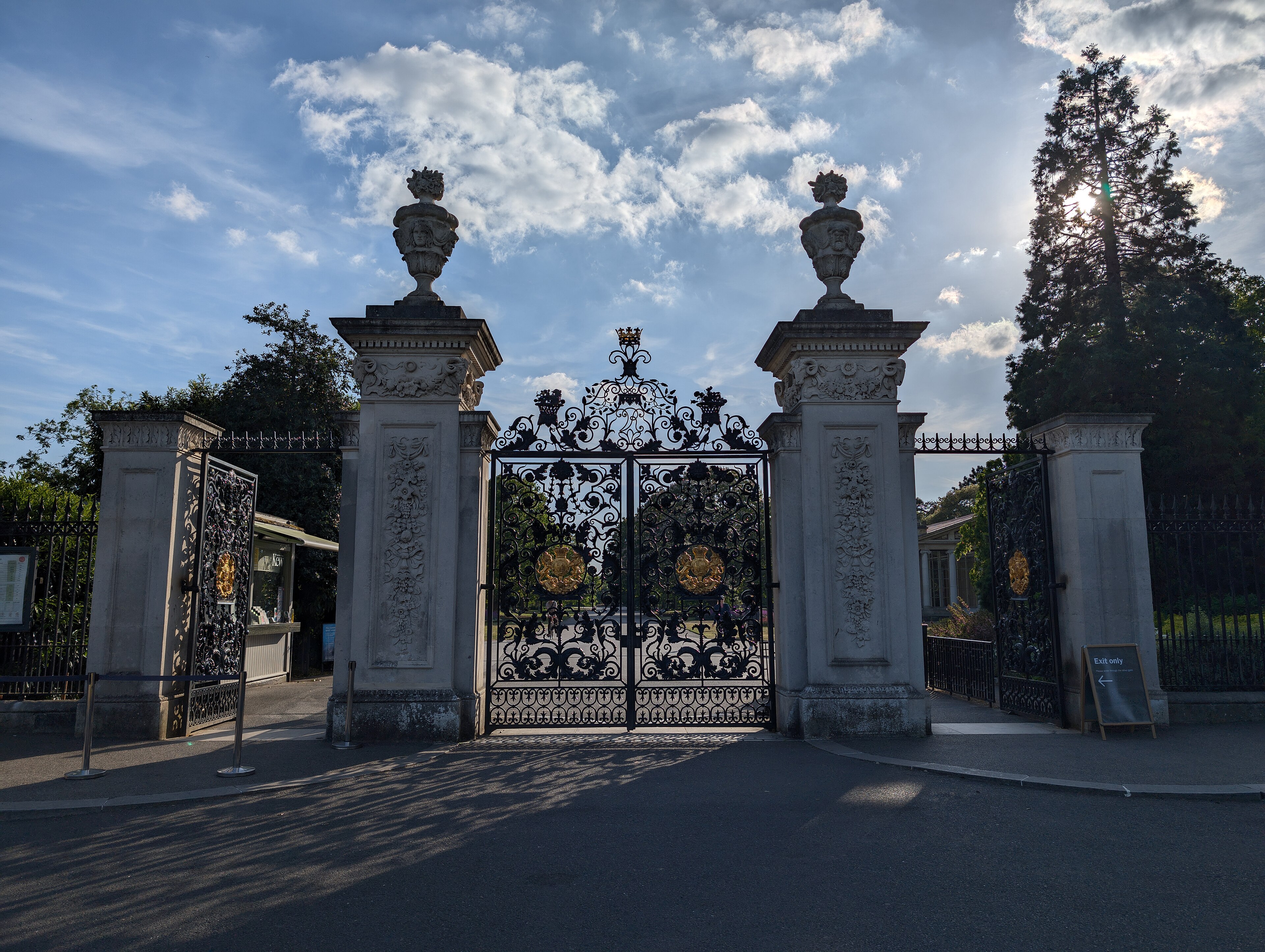 Cancello in ferro battuto dell'Elizabeth Gate, ingresso ai Kew Gardens di Londra
