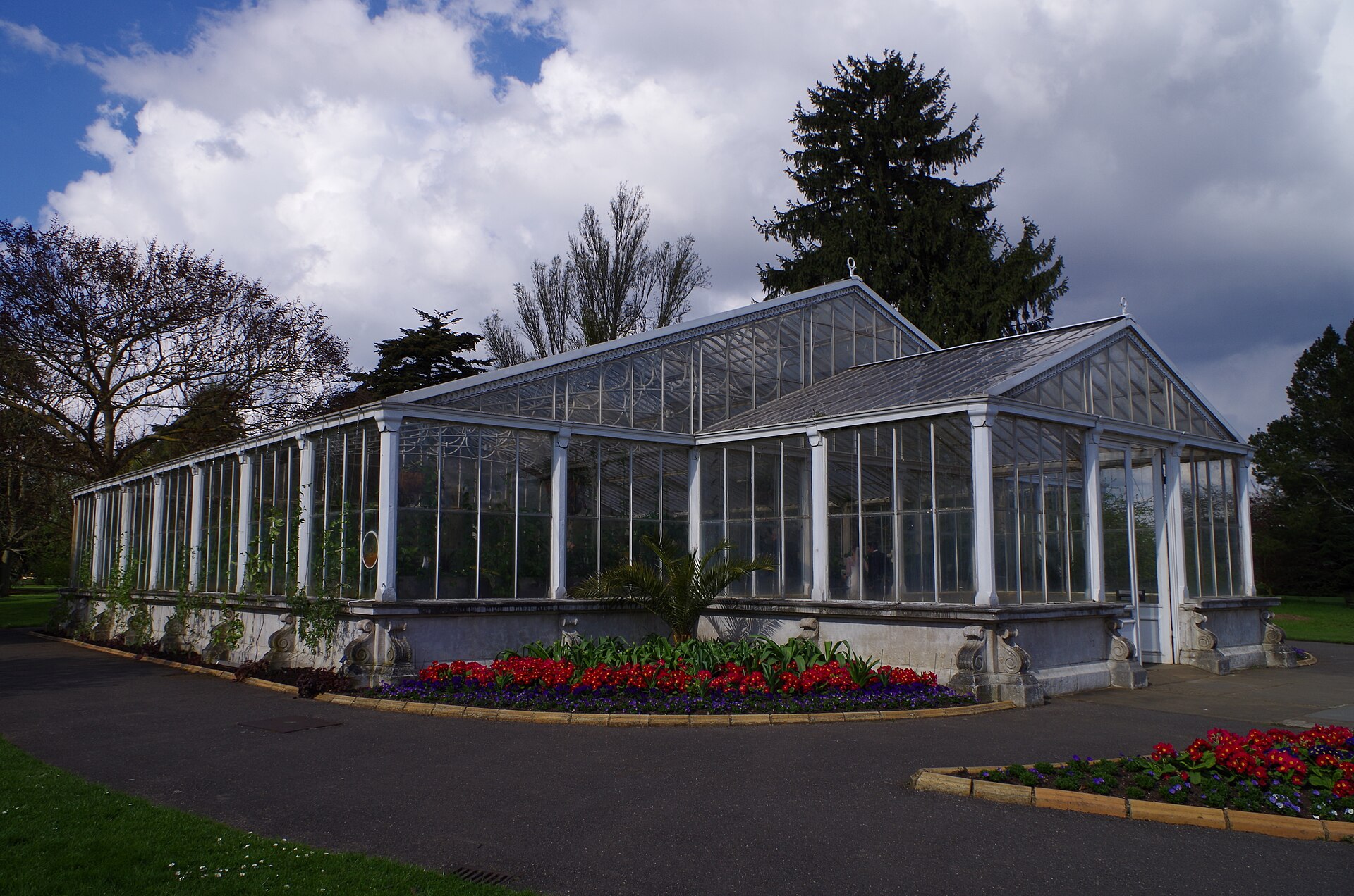 La Waterlily House dei Kew Gardens, con le vasche delle ninfee giganti
