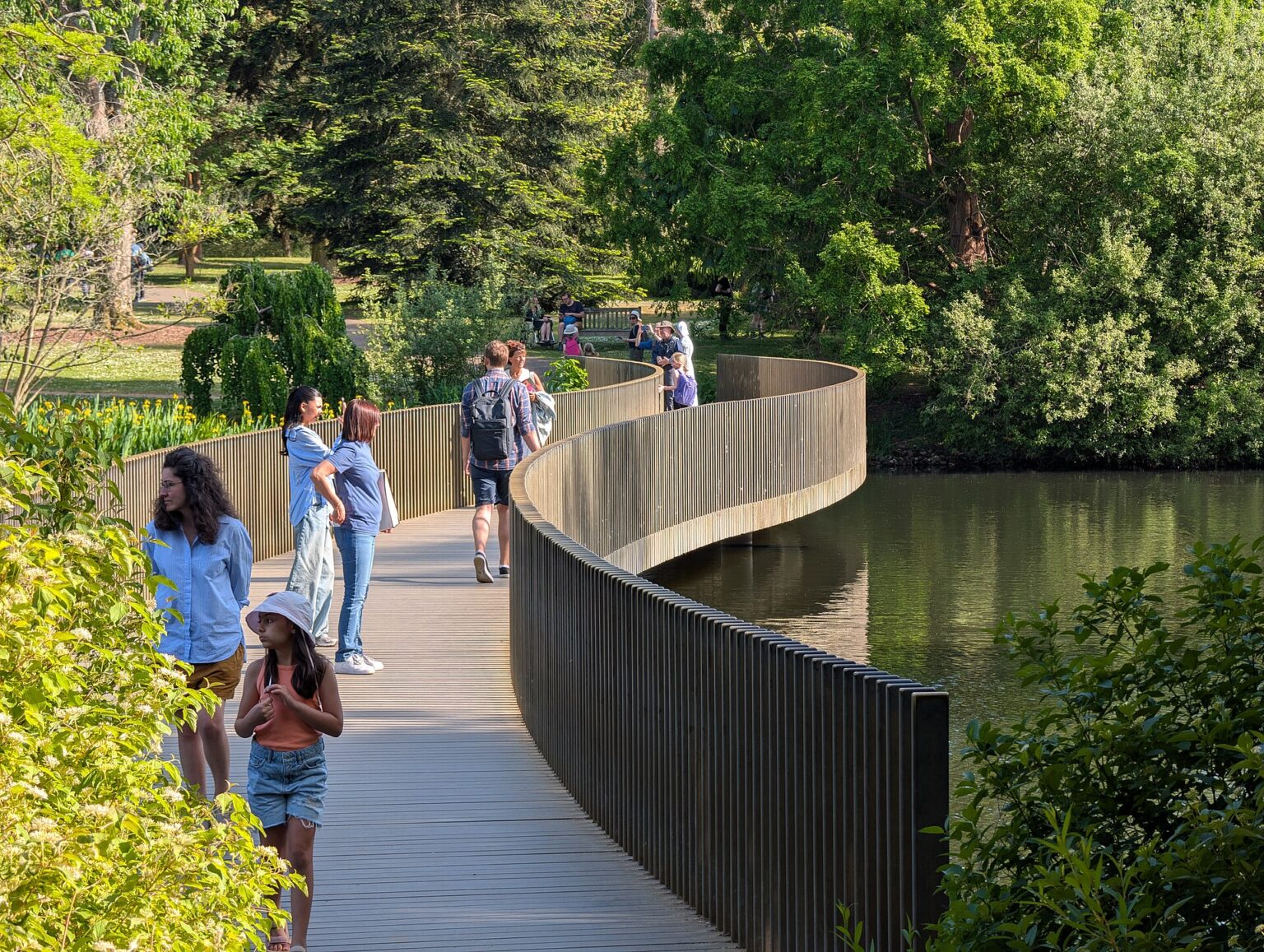 Passerella in legno del Sackler Crossing sul lago dei Kew Gardens