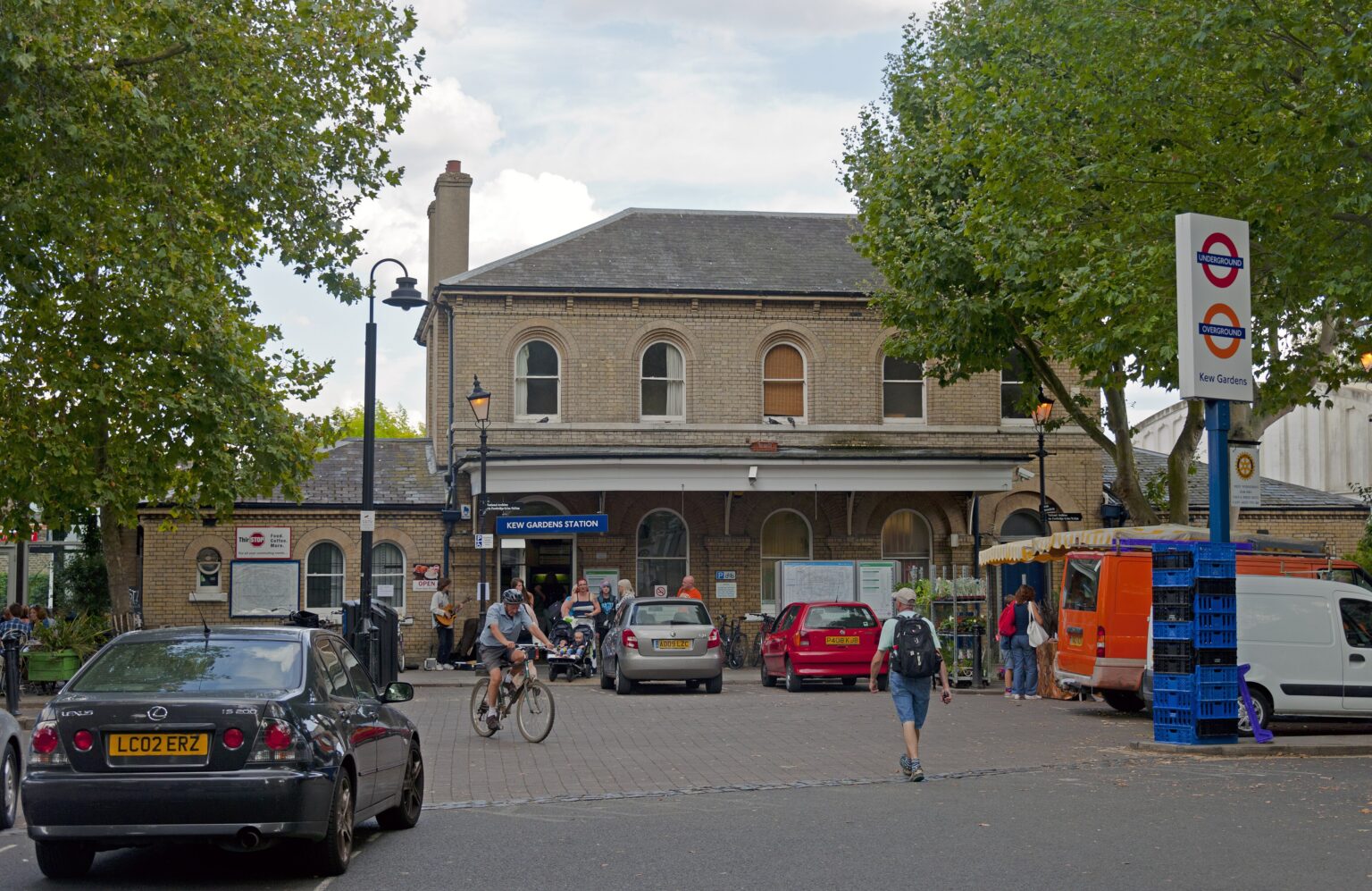 Facciata in mattoni della stazione ferroviaria di Kew Gardens a Londra