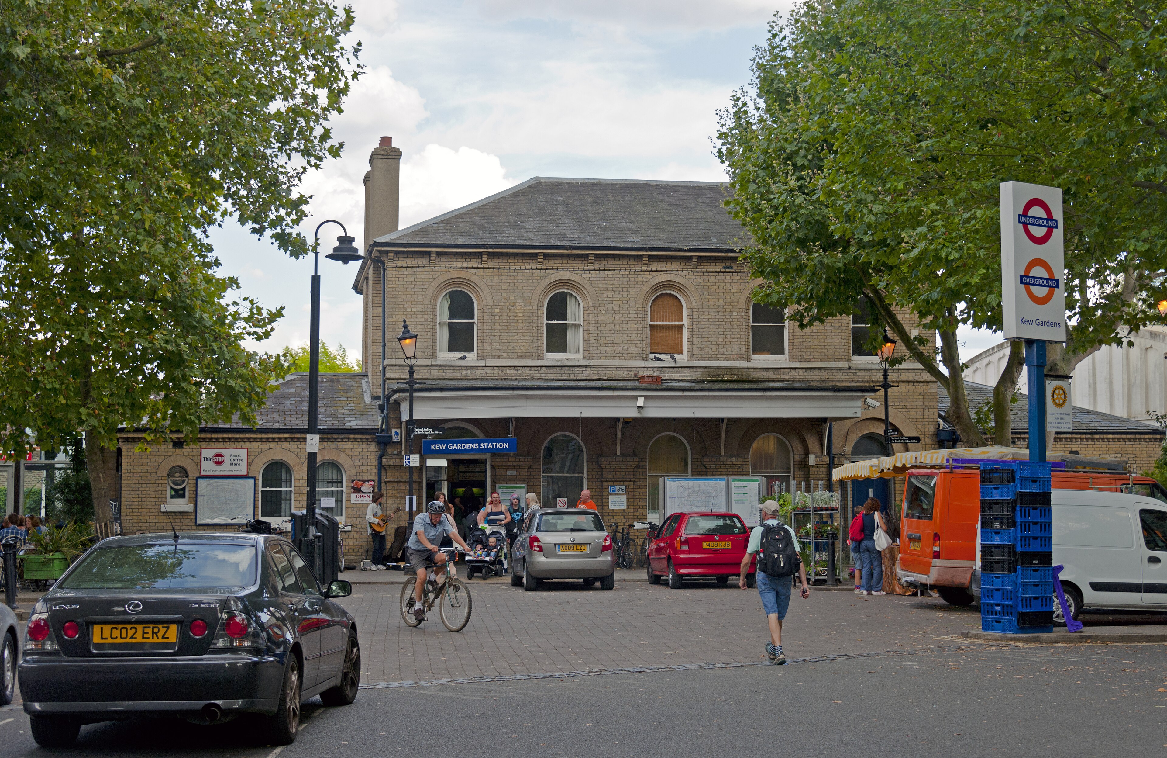 Facciata in mattoni della stazione ferroviaria di Kew Gardens a Londra