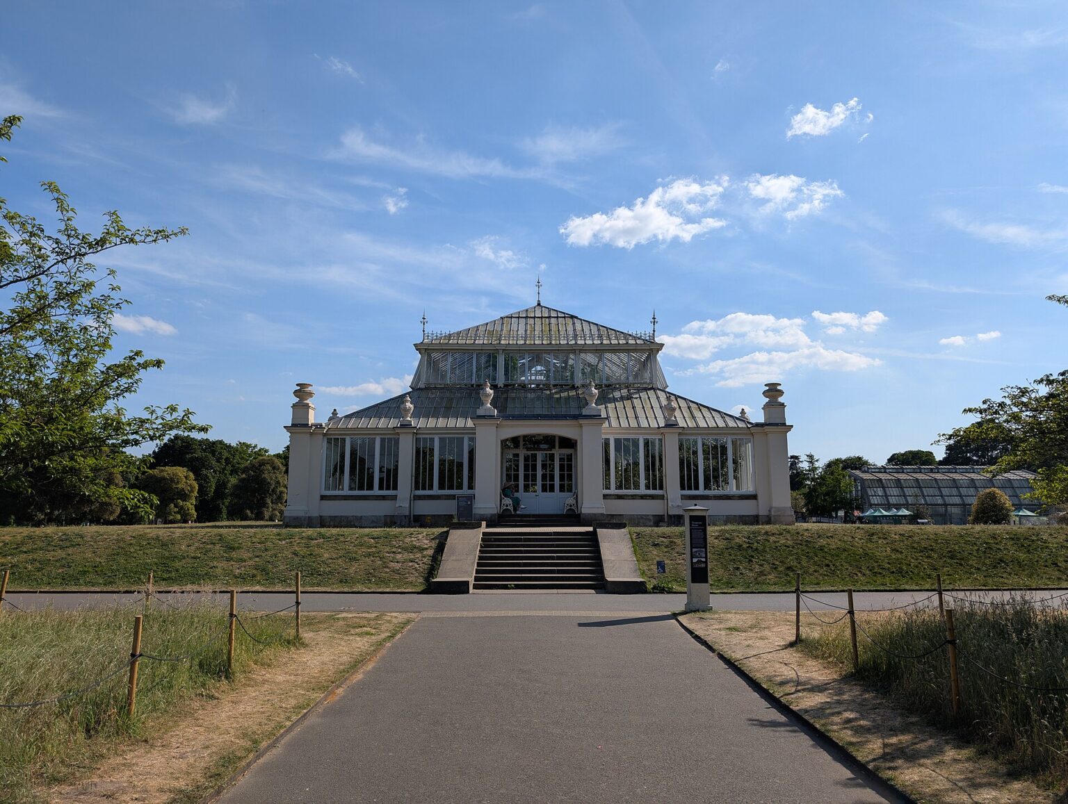 Facciata della Temperate House, imponente serra in vetro dei Kew Gardens